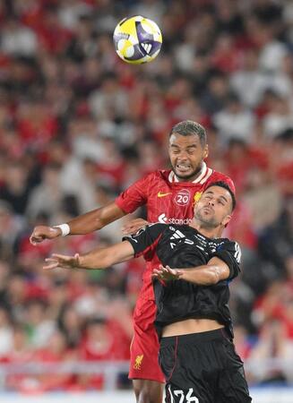 　前半、競り合う横浜Ｍのディーン・デイビッド（手前）とリバプールのコーディ・ガクポ（撮影・伊藤笙子）