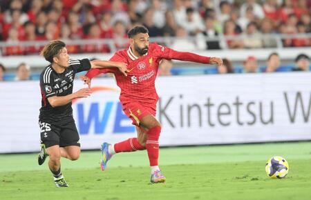 　前半、前線へ抜け出すリバプールのモハメド・サラー（右）＝撮影・伊藤笙子