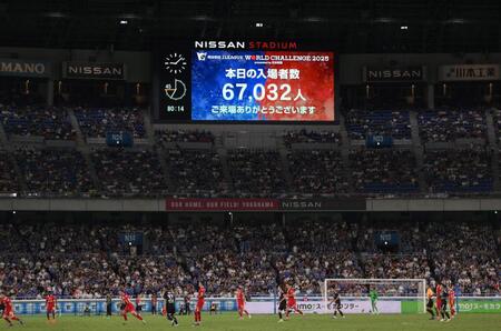 　６万７０３２人の観客が詰めかけた横浜Ｍ対リバプール（撮影・伊藤笙子）