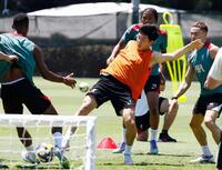 　横浜Ｍ戦に向け、調整するリバプールの遠藤（中央）