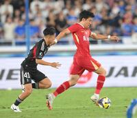 　後半、ドリブルで駆け上がるリバプールの遠藤航（右）＝撮影・伊藤笙子