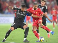 　前半、競り合うリバプールのコーディ・ガクポ（右）と横浜Ｍのジェイソン・キニョーネス（撮影・伊藤笙子）