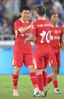 　勝利を収め、アレクシス・マクアリスター（右）と笑顔でハイタッチするリバプールの遠藤航（撮影・伊藤笙子）