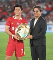 　野々村芳和チェアマン（右）から記念のシャーレを受け取るリバプールの遠藤航（撮影・伊藤笙子）