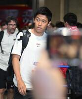 　スタジアムに入るリバプール・遠藤航（撮影・伊藤笙子）