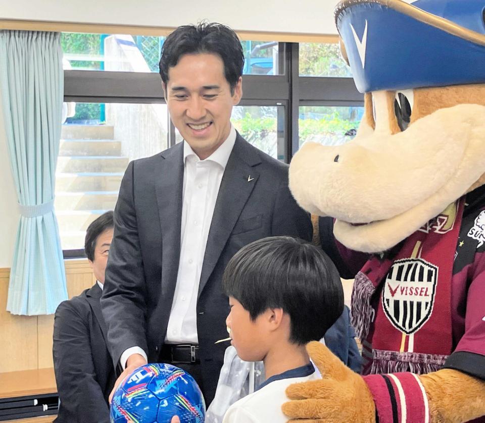 　子どもにサッカーボールを寄贈し、笑顔を見せるＪ１神戸・千布社長