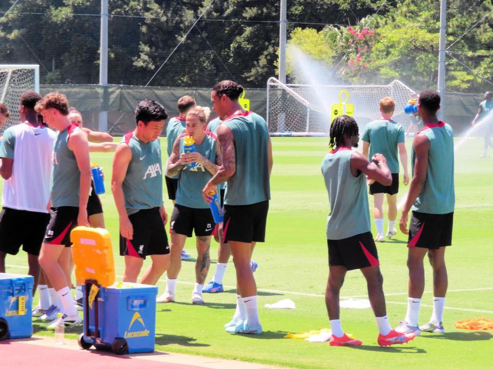 　炎天下の中、給水を取るリバプールの選手ら