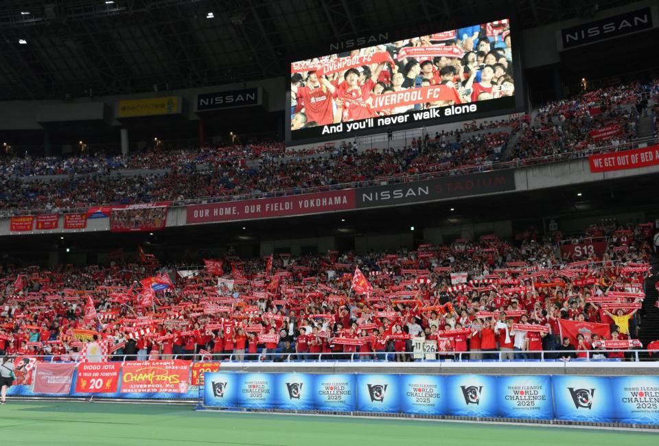 　ゴール裏に詰めかけたリバプールのサポーター（撮影・伊藤笙子）