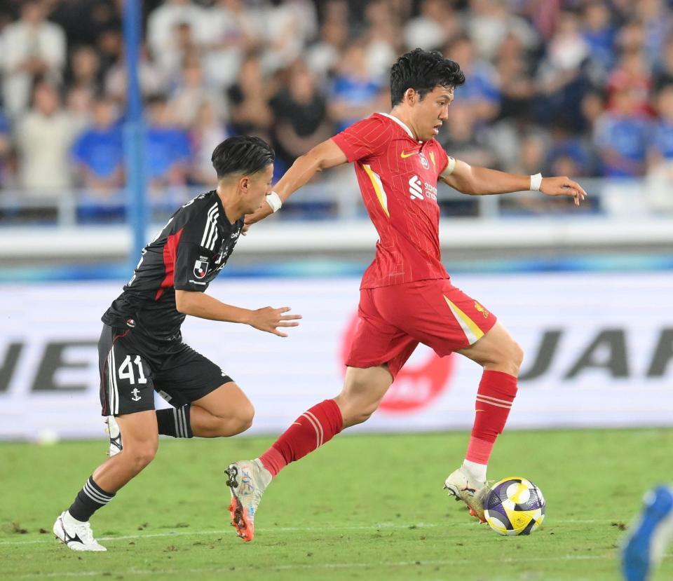 　後半、ドリブルで駆け上がるリバプールの遠藤航（右）＝撮影・伊藤笙子