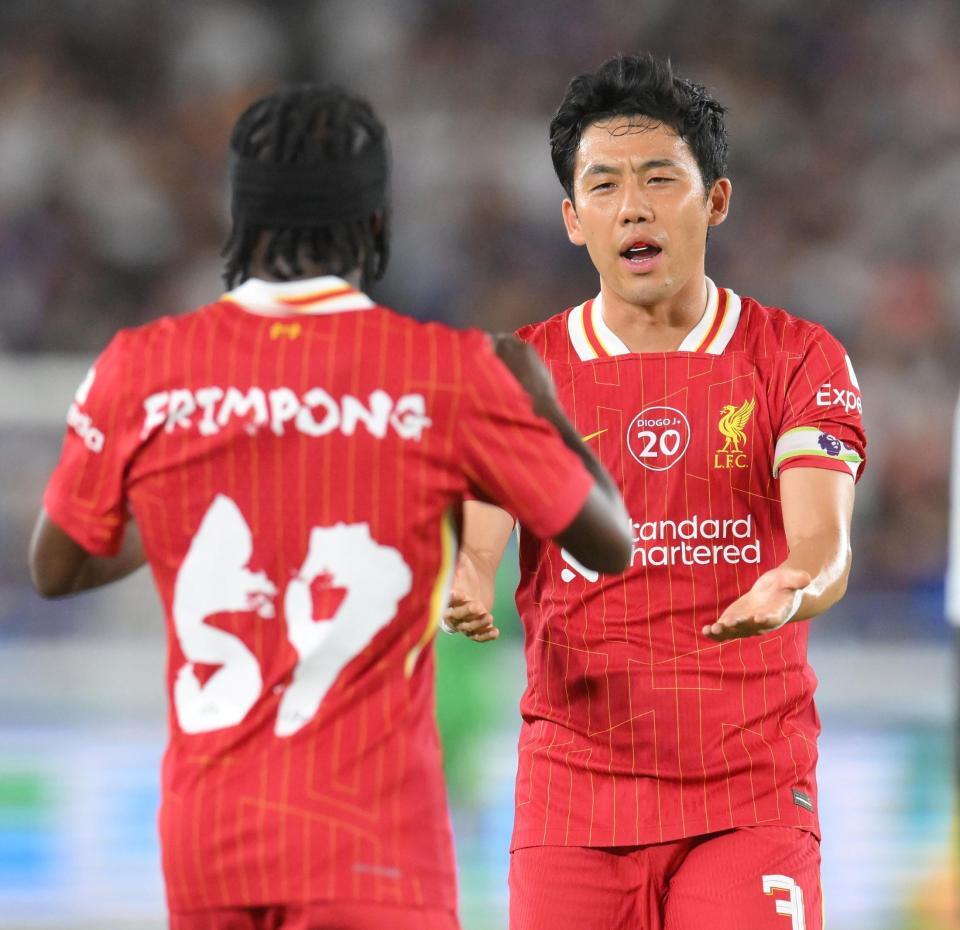 　後半、逆転ゴールのアシストを決めたジェレミー・フリンポン（左）を迎えるリバプールの遠藤航（撮影・伊藤笙子）