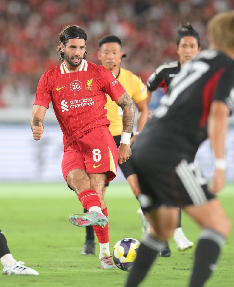 　前半、パスを出すリバプールのドミニク・ソボスライ（撮影・伊藤笙子）