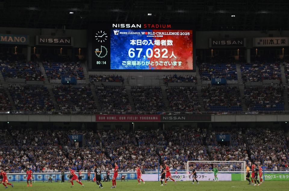 　６万７０３２人の観客が詰めかけた横浜Ｍ対リバプール（撮影・伊藤笙子）