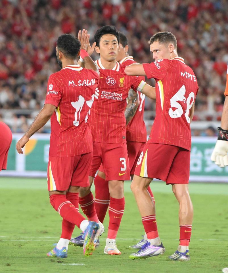 　後半、同点ゴールを決めたリバプールのフロリアン・ウィルツ（右）らを迎える遠藤航（撮影・伊藤笙子）