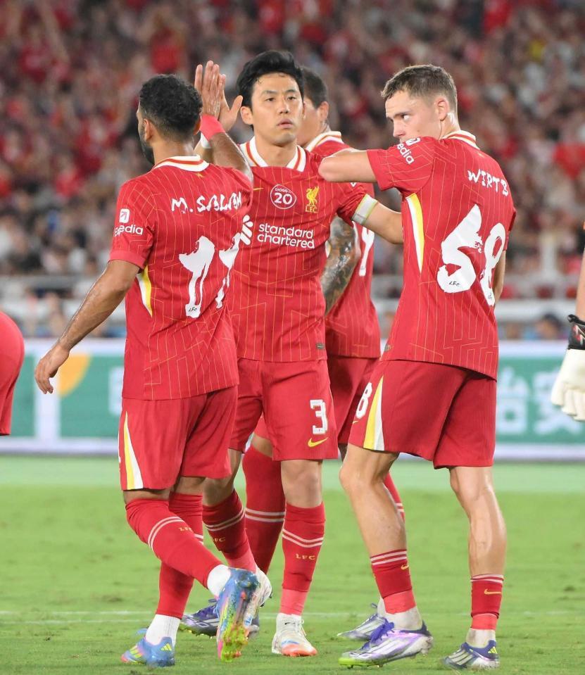 　後半、同点ゴールを決めたウィルツ（右）を迎えるリバプール・遠藤（撮影・伊藤笙子）