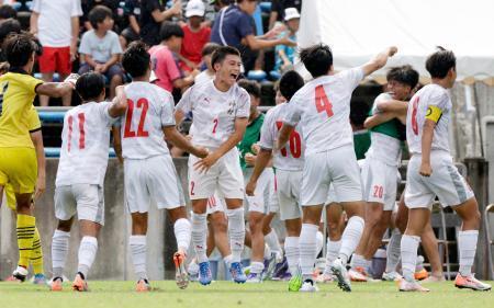 　大津とのＰＫ戦を制して初優勝を決め、喜ぶ神村学園イレブン＝Ｊヴィレッジ