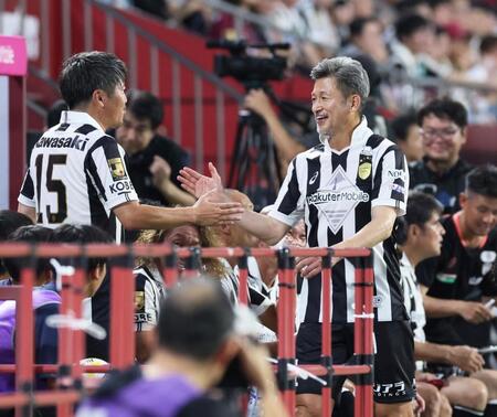 　前半途中でメンバー交代し笑顔を見せる神戸ドリームス・三浦知良（撮影・立川洋一郎）