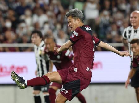 　後半、ＰＫを決めるワールドドリームス・三浦知良（撮影・立川洋一郎）