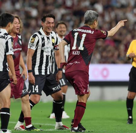 　後半、ＰＫを決めカズダンスを披露するワールドドリームス・三浦知良（１１）＝撮影・立川洋一郎