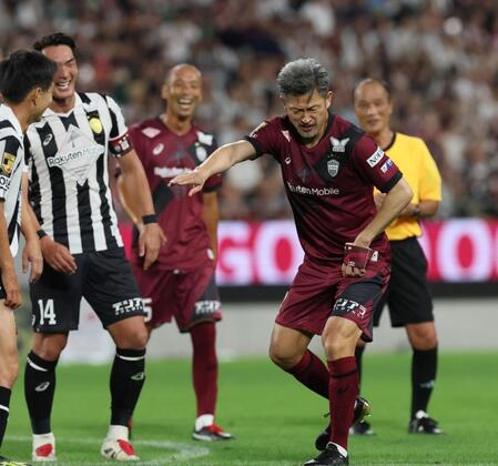 　後半、ＰＫを決めカズダンスを披露するワールドドリームス・三浦知良（１１）＝撮影・立川洋一郎