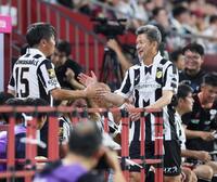 　前半途中でメンバー交代し笑顔を見せる神戸ドリームス・三浦知良（撮影・立川洋一郎）