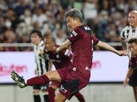 　後半、ＰＫを決めるワールドドリームス・三浦知良（撮影・立川洋一郎）