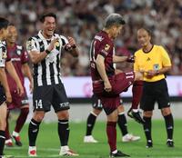 　後半、ＰＫを決めカズダンスを披露するワールドドリームス・三浦知良（１１）＝撮影・立川洋一郎