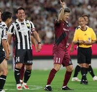 　後半、ＰＫを決めカズダンスを披露するワールドドリームス・三浦知良（１１）＝撮影・立川洋一郎