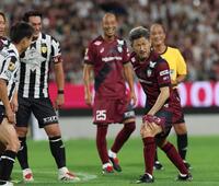 　後半、ＰＫを決めカズダンスを披露するワールドドリームス・三浦知良（右）＝撮影・立川洋一郎