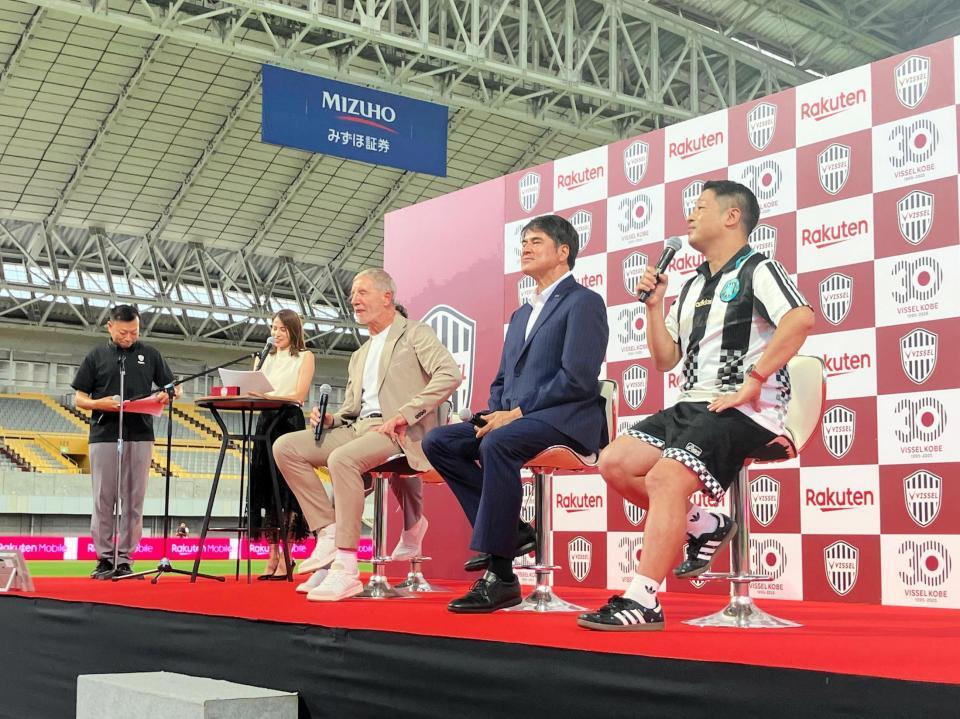 　トークショーに出演した（右から）団長安田、永島昭浩氏、バクスター氏。進行役の永島優美アナ（右から４人目）