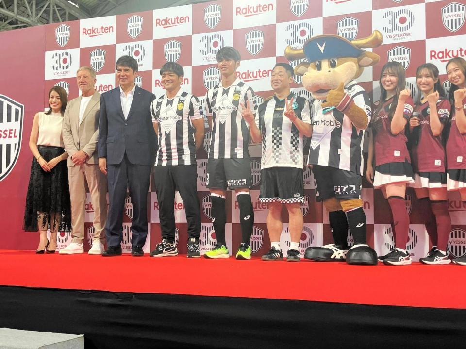 　トークショーに出演した（左から）永島優美アナ、バクスター氏、永島昭浩氏、大久保嘉人氏、佐々木大樹、団長安田ら