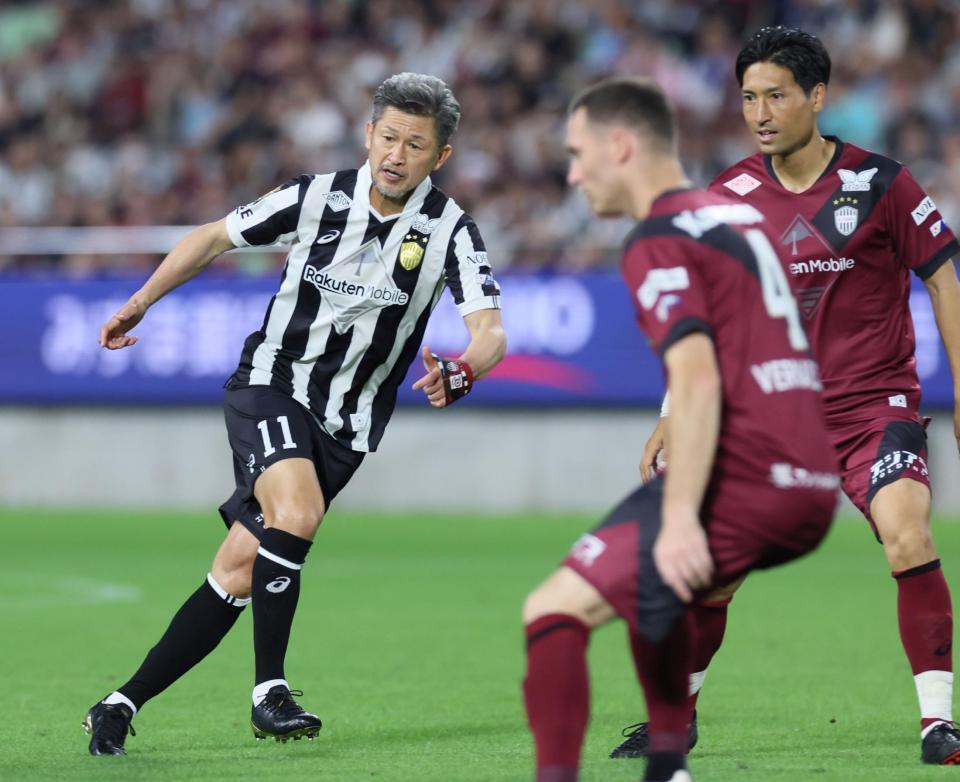 　前半、前線へ攻め上がる神戸ドリームス・三浦知良（左）＝撮影・立川洋一郎