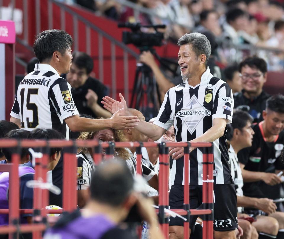 　前半途中でメンバー交代し笑顔を見せる神戸ドリームス・三浦知良（撮影・立川洋一郎）