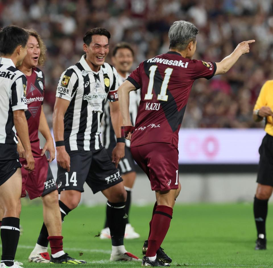 　後半、ＰＫを決めカズダンスを披露するワールドドリームス・三浦知良（１１）＝撮影・立川洋一郎