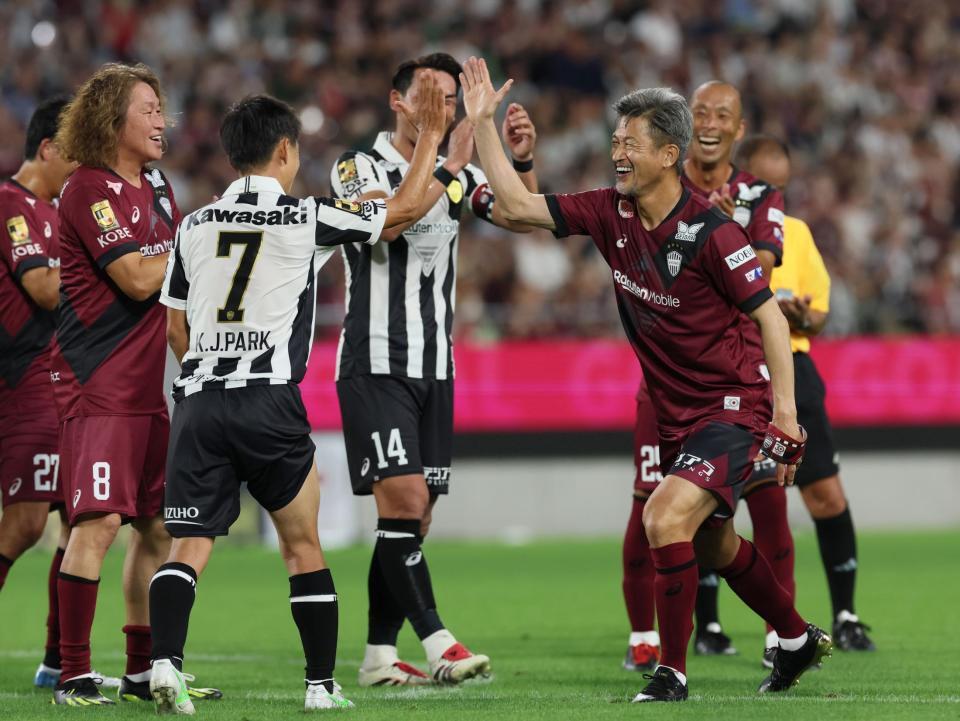 　後半、ＰＫを決めカズダンスを披露しイレブンとタッチを交わすワールドドリームス・三浦知良（右）＝撮影・立川洋一郎