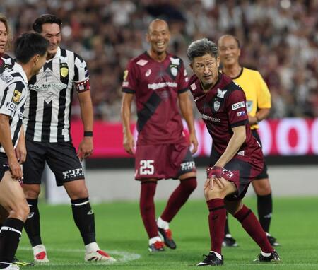 　後半、ＰＫを決めカズダンスを披露する三浦知（右）＝撮影・立川洋一郎