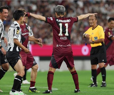 　後半、ＰＫを決めカズダンスを披露する三浦知（右）＝撮影・立川洋一郎