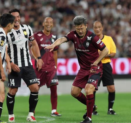 　後半、ＰＫを決めカズダンスを披露する三浦知（右）＝撮影・立川洋一郎