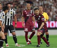 　後半、ＰＫを決めカズダンスを披露する三浦知（右）＝撮影・立川洋一郎