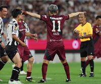 　後半、ＰＫを決めカズダンスを披露する三浦知（右）＝撮影・立川洋一郎