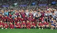 　記念写真に納まるレジェンド選手たち＝ノエビアスタジアム神戸