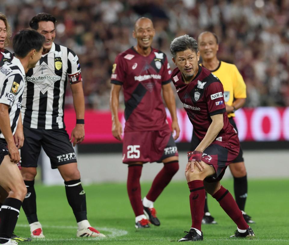 　後半、ＰＫを決めカズダンスを披露する三浦知（右）＝撮影・立川洋一郎