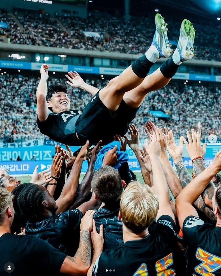 トットナムの公式インスタグラム＠ｓｐｕｒｓｏｆｆｉｃｉａｌより　試合後、チームメートに胴上げされる孫興民