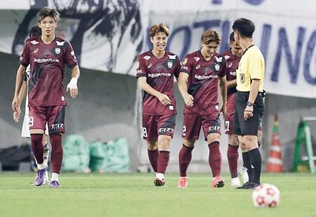 　前半、先制ゴールを決め、笑顔の神戸・井出（左から２人目）