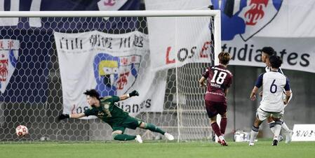 　前半、先制ゴールを決める神戸・井出（18）。ＧＫ磐井