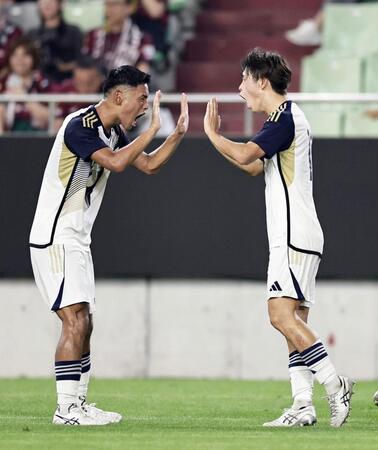 　前半、ゴールを決め、喜ぶ東洋大・湯之前（右）