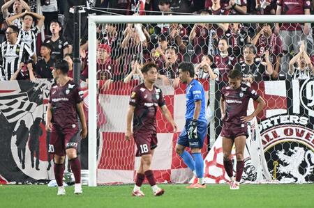 　前半、東洋大に追いつかれ肩を落とすＧＫ新井（右から２人目）ら神戸イレブン