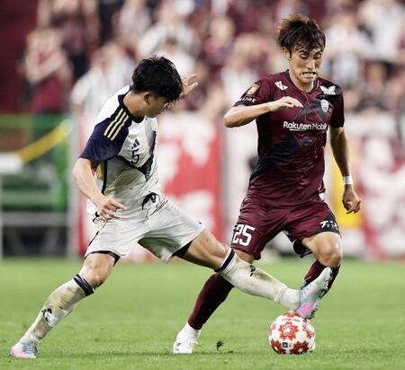 　延長前半、競り合う東洋大・山之内（左）と神戸・鍬先