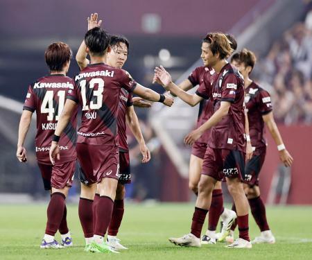 　東洋大に勝利しタッチを交わす神戸イレブン＝ノエスタ