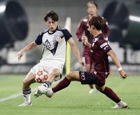 　前半、競り合う東洋大・湯之前（左）と神戸・鍬先