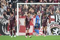 　前半、東洋大に追いつかれ肩を落とすＧＫ新井（右から２人目）ら神戸イレブン